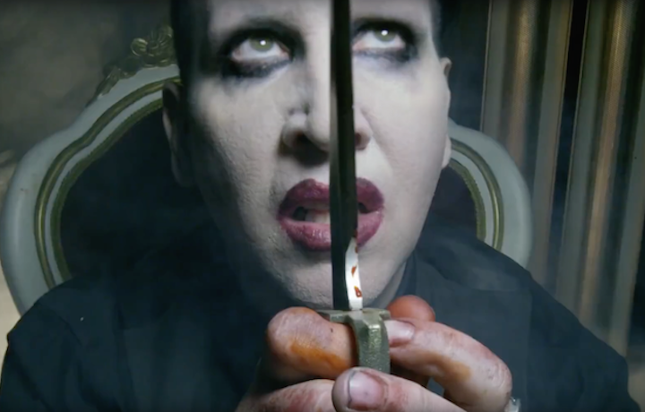 Il “cantante” satanista Marilyn Manson decapita Donald Trump nel suo nuovo truculento video …”chissà perchè”non decapita la Clinton…
