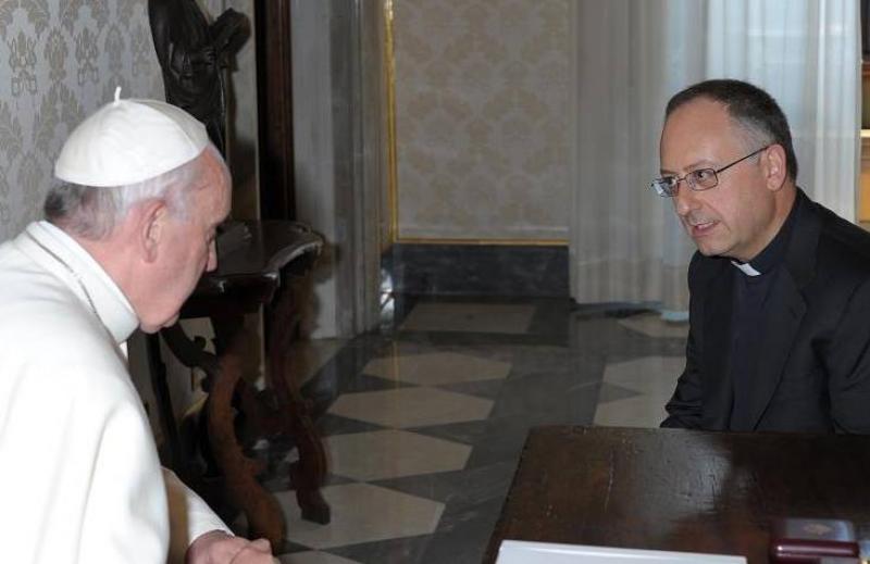 I cyber-attacchi contro Papa Francesco, spiegati da Padre Antonio Spadaro: come difendersi dalla disinformazione e dalla ‘macchina del fango’