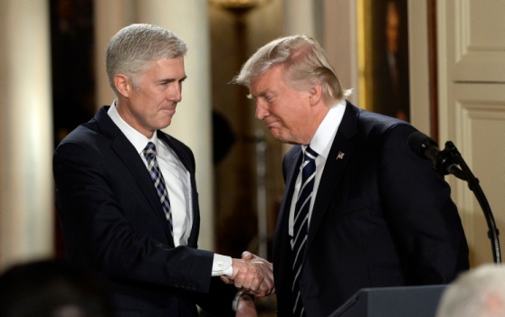 Applausi per Trump: nomina alla Corte Suprema il giudice antiabortista e pro libertà religiosa dei cristiani